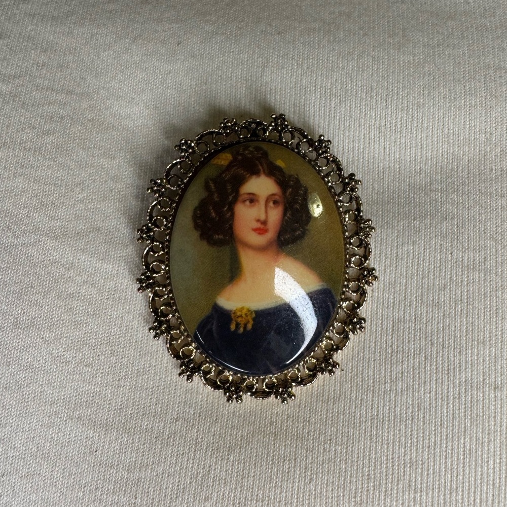 Vintage Antique German Porcelain pin brooch